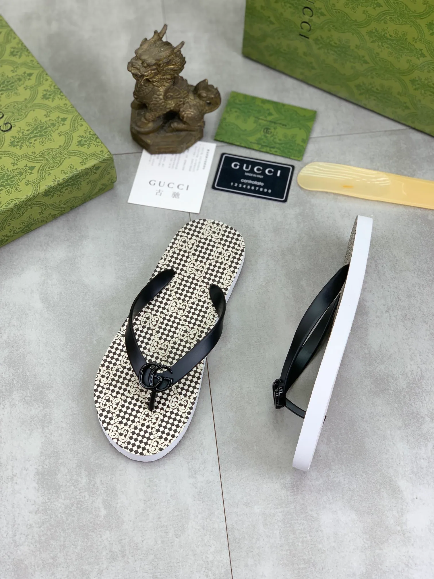 Men's men's shoes 💰P220💰【New style】🆘【GUCCI】Official website's popular Gucci adult couple 🧑‍🤝‍🧑 style, children's flip-flops are on sale at the counter simultaneously! Original fabric imported from Italy. Original bottom provided by the original factory. Size: Adult 36-45. Children’s size: 30-37. Multiple colors available.